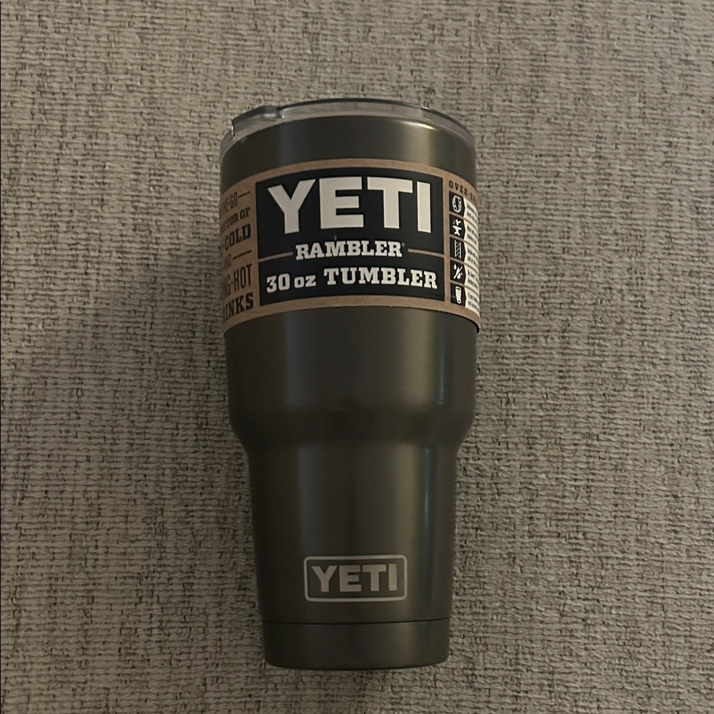 YETI Rambler 30 oz Tumbler in Charcoal